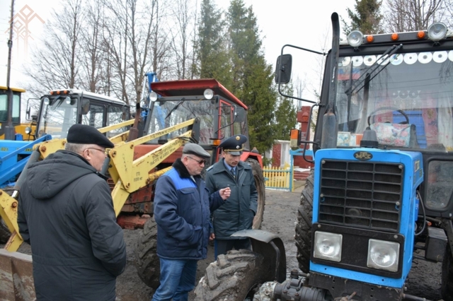 Владимир Димитриев (сылтӑмри) текех трактор тӗрӗслемӗ