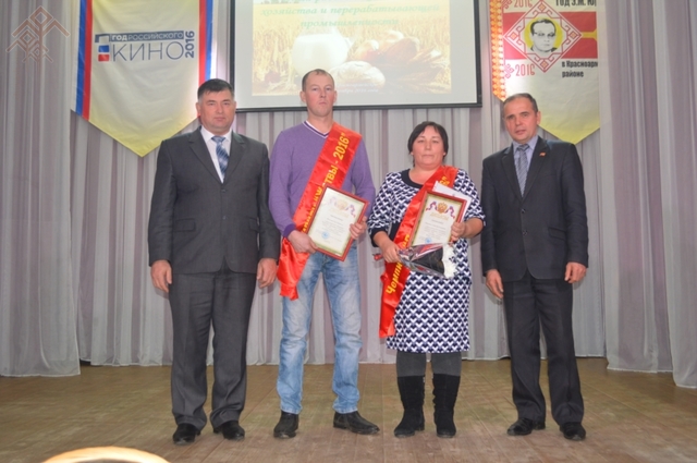 Олег Васильев комбайнерпа Елена Николаева агроном