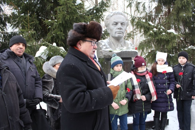 Алексей Аксар чӑваш халӑх поэчӗн сӑввине вулать