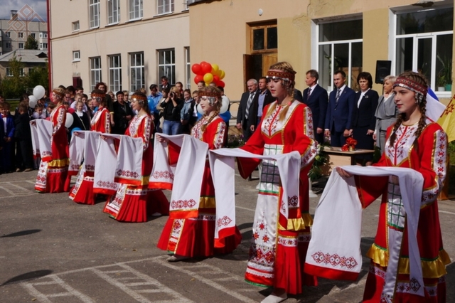 Авӑн уйӑхӗн 16-мӗшне шкулта ҫапла уявланӑ 