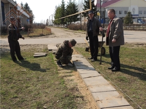 Хӗрлӗ Чутай район администрацийӗн пуҫлӑхӗ Александр Башкиров (сылтӑмри) ӗҫе хӑй пахалать