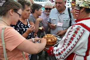 Туристсене ҫӑкӑр-тӑварпа кӗтсе илнӗ